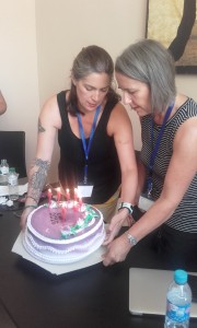 EDN valdyba Lisa Sykes ir Mary Kalautuoj raikys EDN šventinį pyragą
